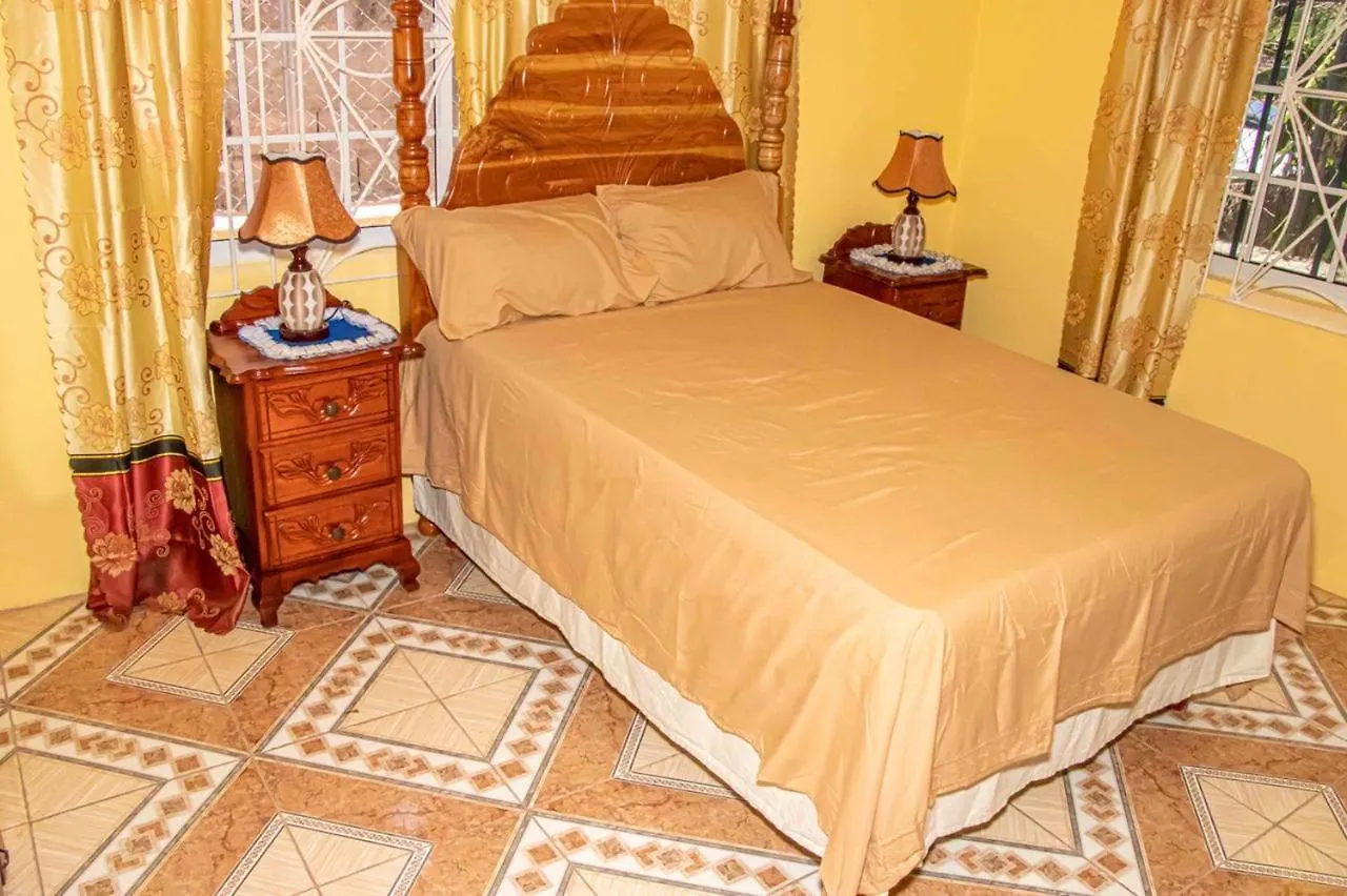 Bev'S Rosevilla Montego Bay Affittacamere